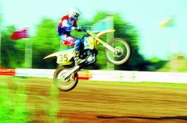 户外成人滑冰车视频,畅享冬季欢乐时光的精彩瞬间