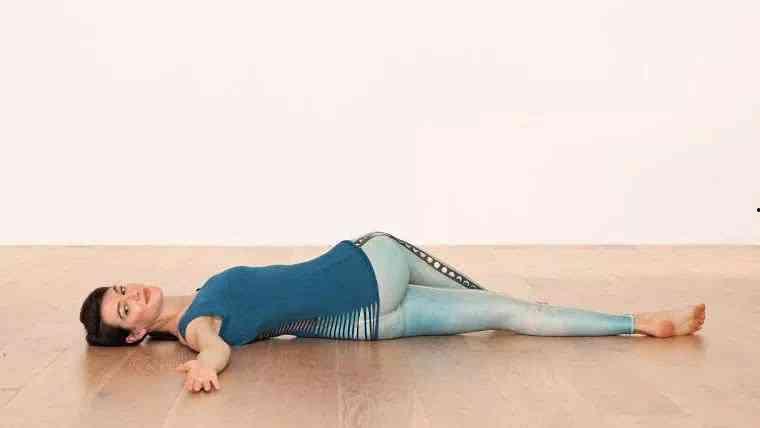 仰卧踢腿成人教学视频